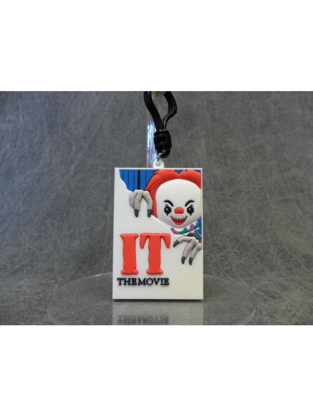 🇨🇦 NOW $15☘️ IT Pennywise Horror Movie Poster Chase Halloween Toy Bag Clip - Picture 2 of 3